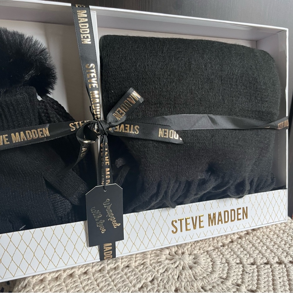 Steve Madden Black Hat, Gloves and Scarf Gift Set. New in Box - Picture 5 of 6